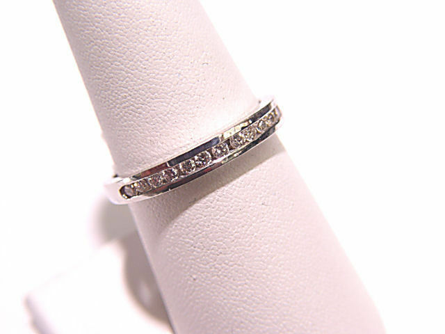15 DIAMONDS CHANNEL SET ON TOP BAND