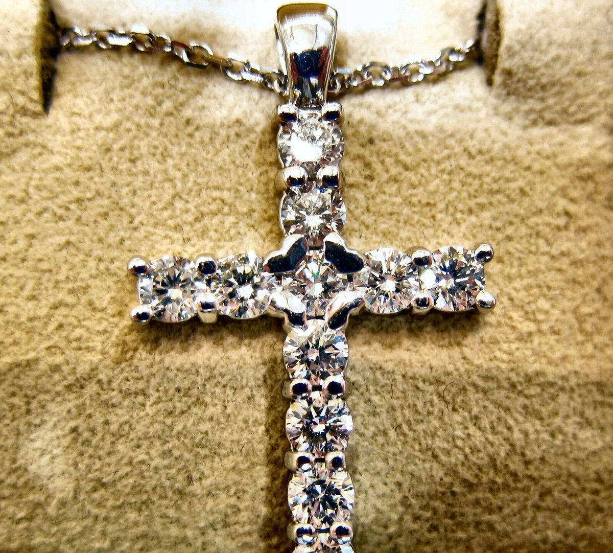 DIAMOND ROUND BRILLIANT SHAPE CROSS PENDANT INCLUDED CHAIN