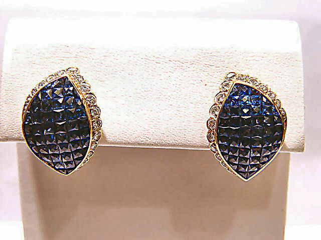 FRENCH CUT BLUE SAPPHIRES INVISIBLE SET WITH ROUND BRILLIANT DIAMOND