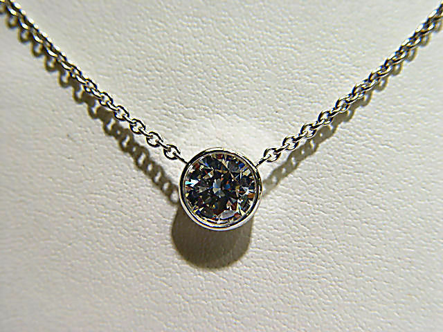 DIAMOND ROUND BRILLIANT SHAPE 6.89X6.89X3.92MM BEZEL SET DIAMOND PENDANT CHAIN