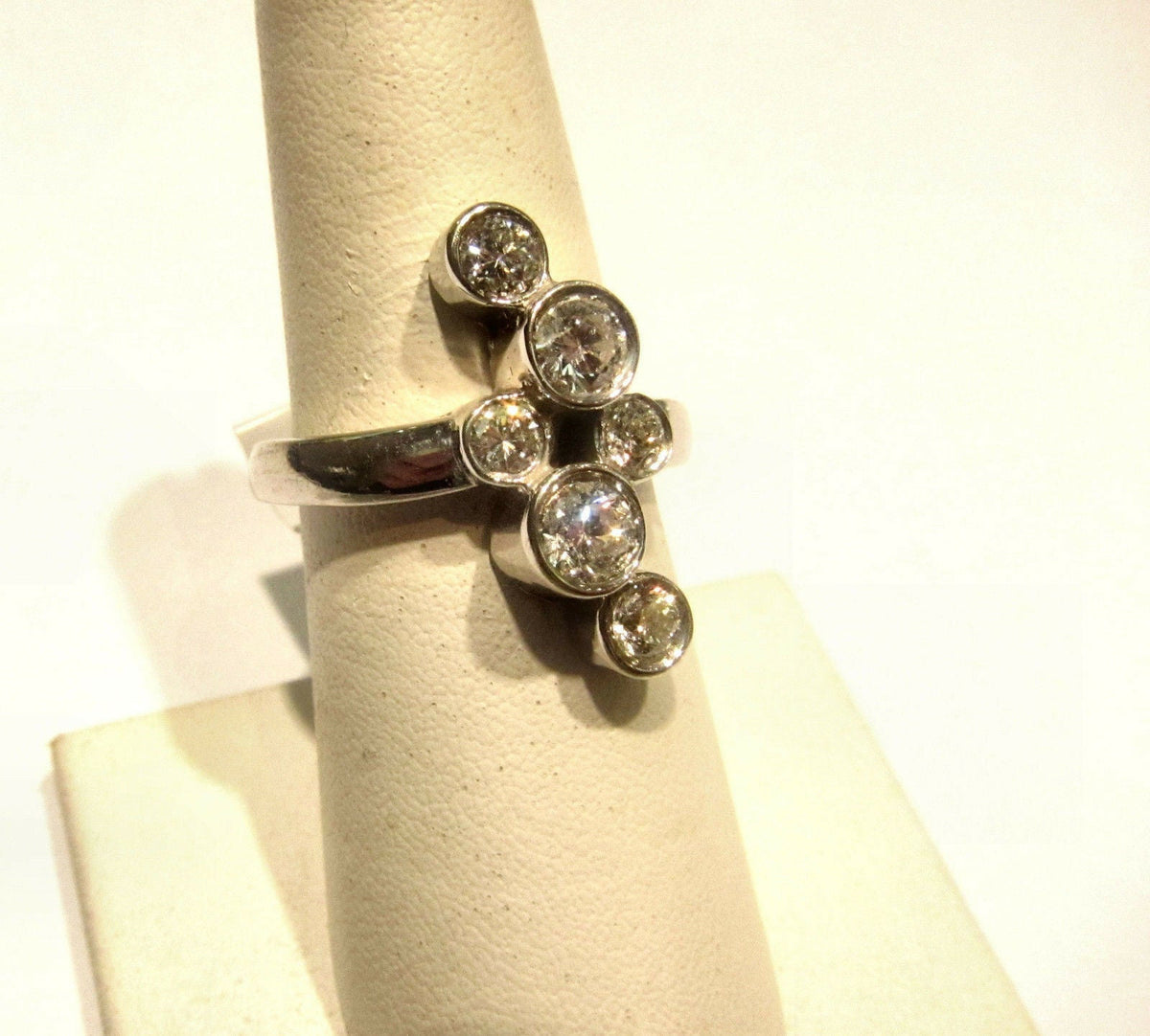 DIAMOND SIX ROUND BRILLIANT SHAPE TOP SET RING