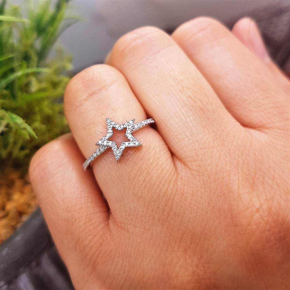 0.17 Carat (Ctw) round White Diamond Star Shaped Ladies Bridal Engagement Ring |