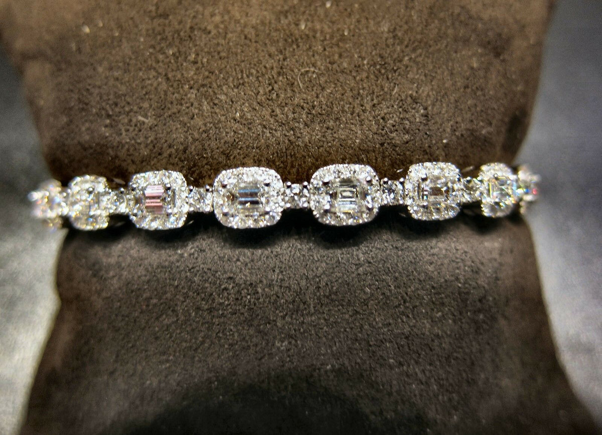 3.92 CT DIAMOND EMERALD AND ROUND BRILLIANT SHAPE HALF WAY SET CUFF STYLE BANGLE