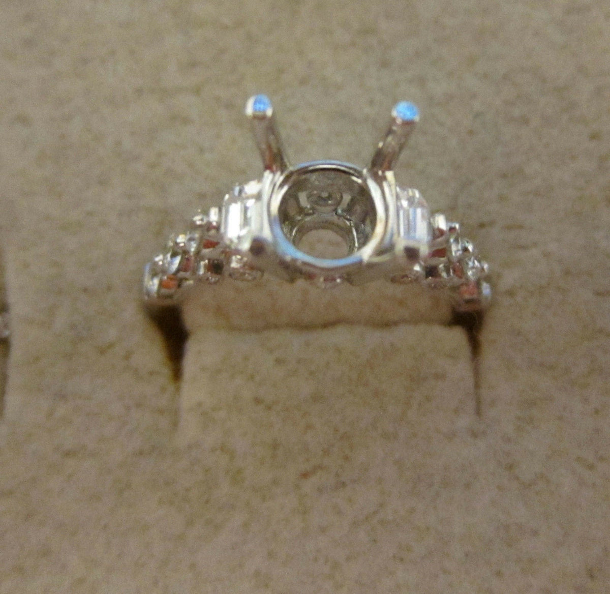 DIAMOND SETTING TWO HALF MOON WITH ROUND BRILLIANT HALO