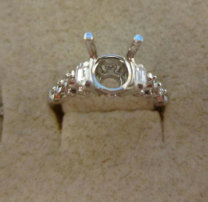 DIAMOND SETTING TWO HALF MOON WITH ROUND BRILLIANT HALO
