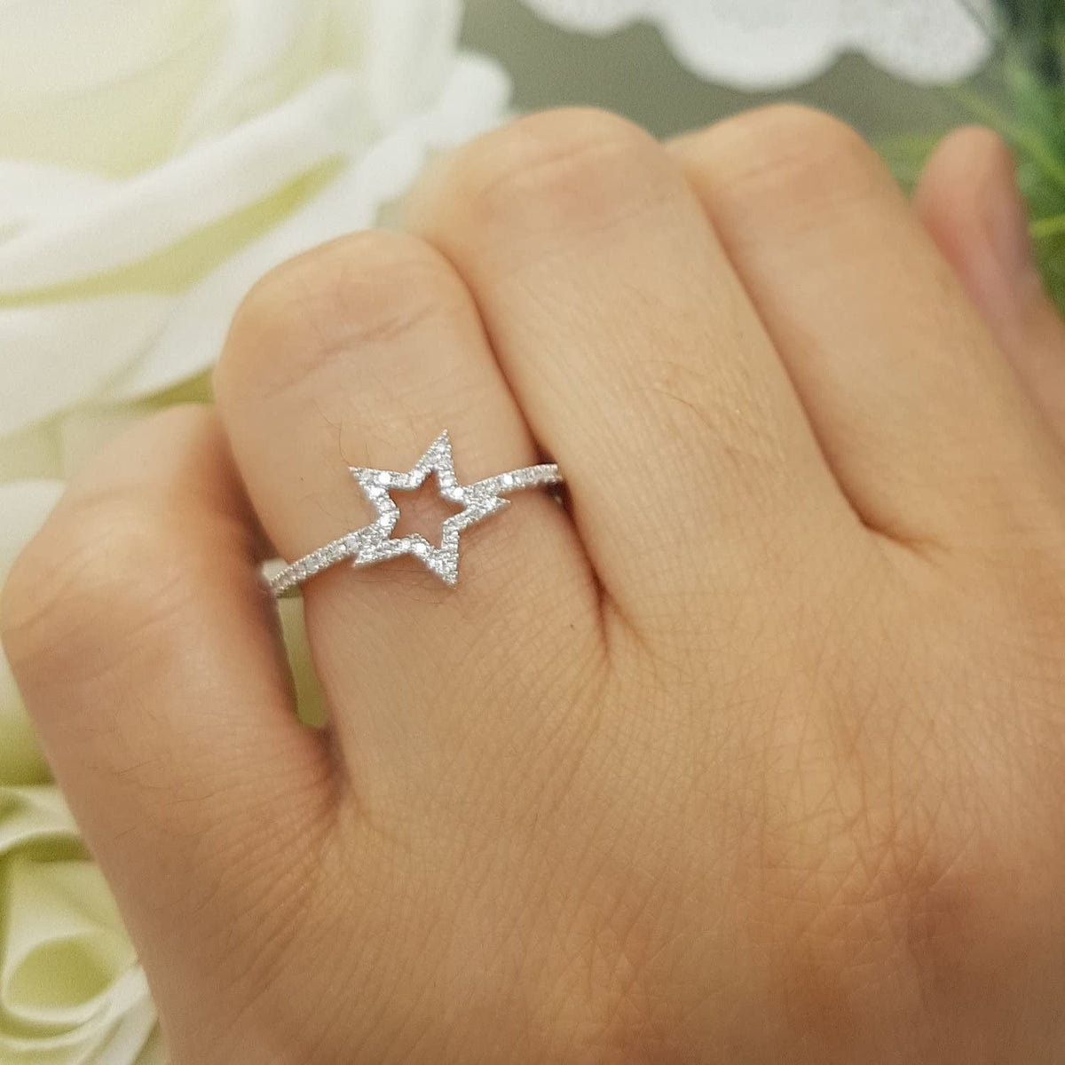 0.17 Carat (Ctw) round White Diamond Star Shaped Ladies Bridal Engagement Ring |
