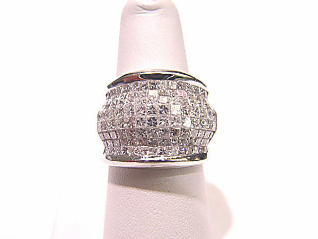 8 ROWS OF INVISIBLE SET DIAMONDS WIDE BAND PRINCESS SHAPE DIAMOND 18 K WHITE
