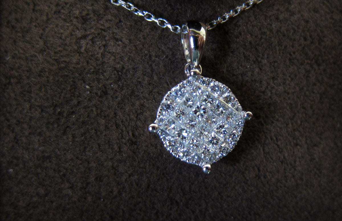 DIAMOND PRINCESS SHAPE CENTER WITH ONE ROUND DIAMOND