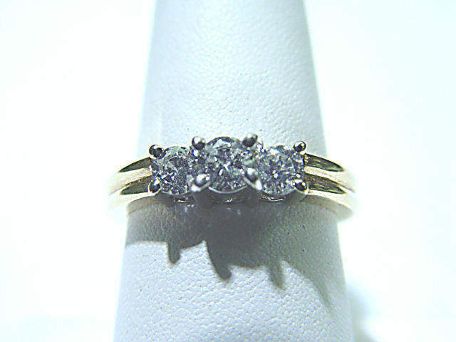3 STONE ROUND BRILLIANT DIAMOND RING TWO-TONE GOLD