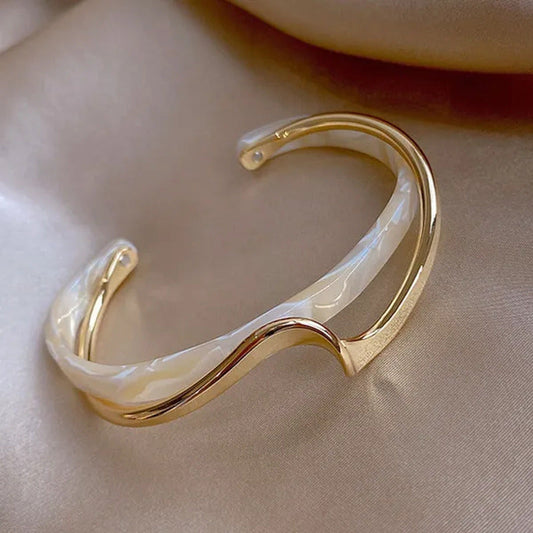 2021 Women Bracelet Simple White Shellfish Board Bend Metal Geometric Overlap Op
