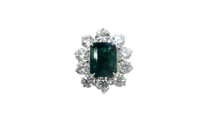 EMERALD CENTER EMERALD SHAPE SET 10 ROUND DIAMOND AROUND SET