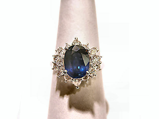 OVAL BLUE SAPPHIRE SET WITH ROUND BRILLIANT MARQUISE