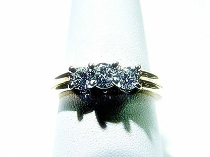 3 STONE ROUND BRILLIANT DIAMOND RING TWO-TONE GOLD