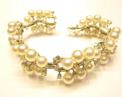 CULTERED PEARL ROUND AND DIAMOND BAGUETTE ROUND BRILLIANT