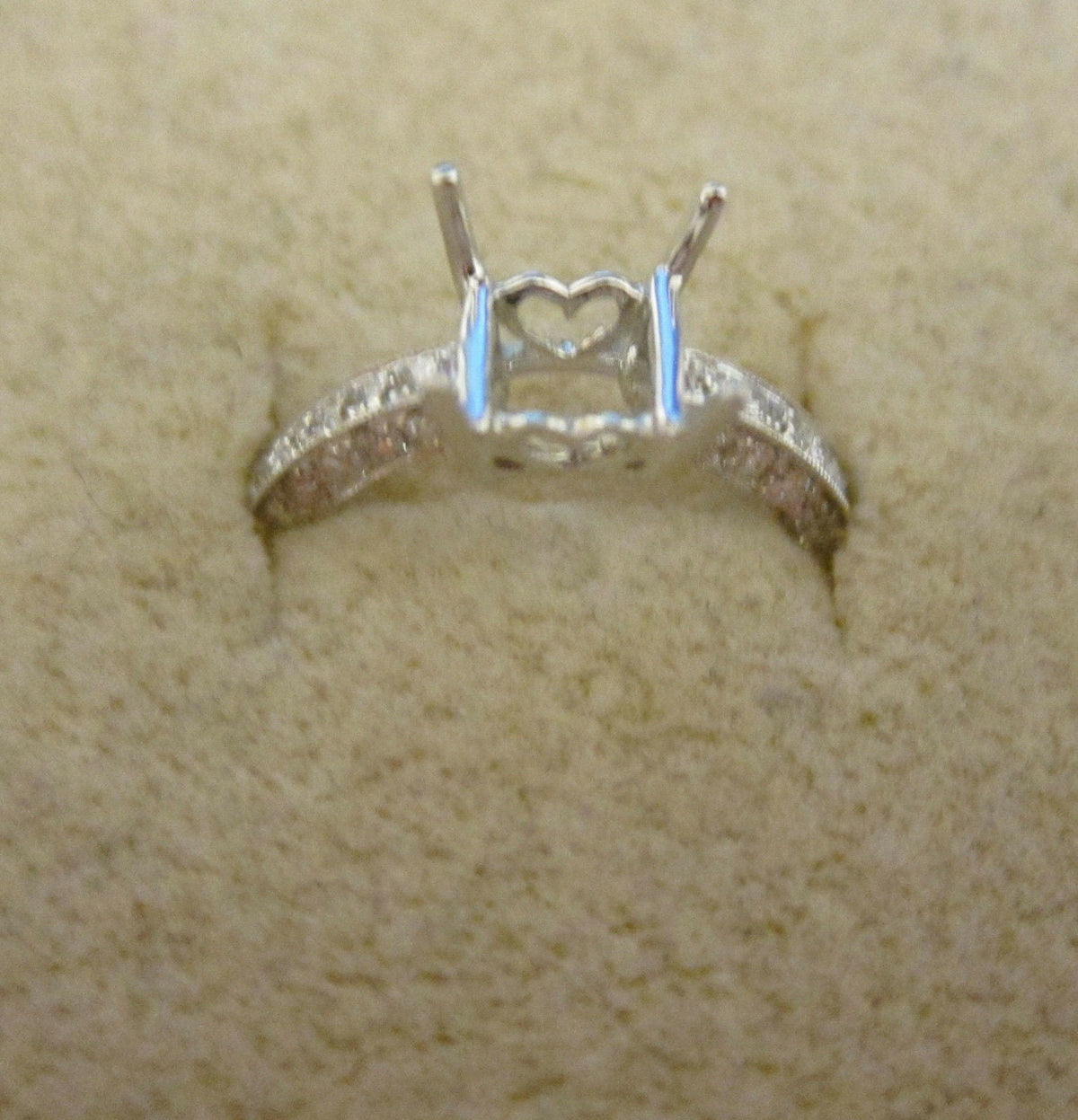 DIAMOND SETTING SIDE FRONT BACK SET HEART OUTLINE BOX