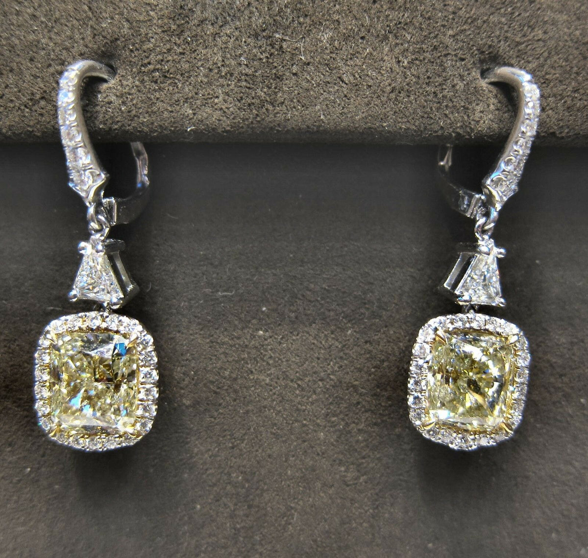 DIAMOND FANCY YELLOW CUSHION BRILLIANT TWO SET ROUND BRILLI9ANT TRILLION DIAMOND