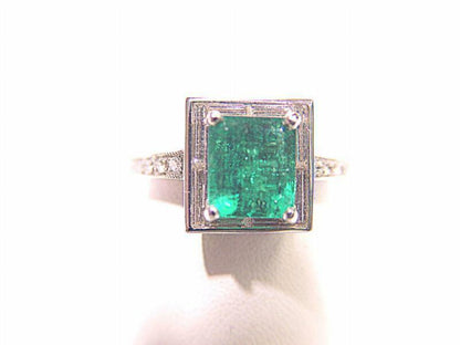 1.67 CT GREEN EMERALD RECTANGULAR CUT WITH BAGUETTE