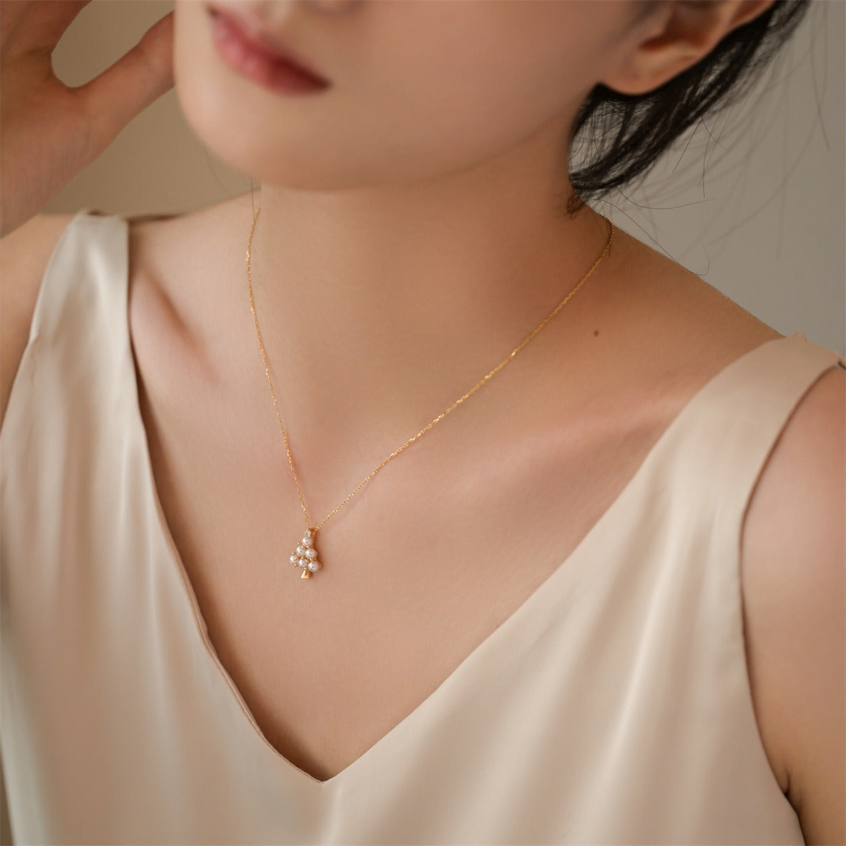 Sea Pearl Necklace Inlaid with Diamonds