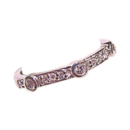 DIAMONDS PRONG AND BEZEL SET ON THE TOP OF THE RING