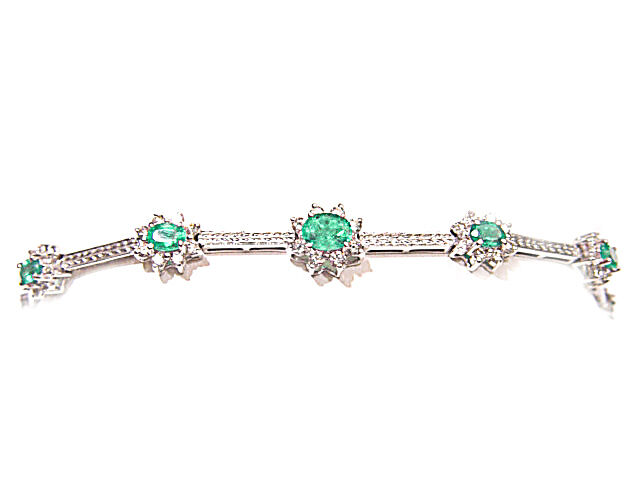 GRADUATED FROM CENTER 9 OVAL GREEN EMERALDS SET WITH ROUND BRILLIANT CUT DIAMOND