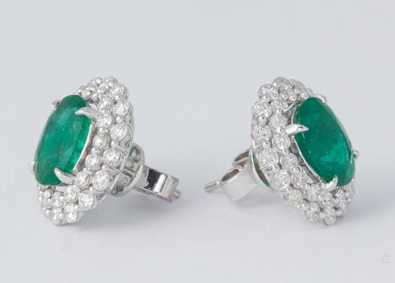3.08 carats of fine green oval emeralds 2.05 carats of round brilliant cut dimd