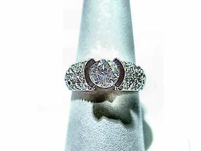 ROUND BRILLIANT DIAMOND CENTER SET WITH PAVE SIDE DIAMOND