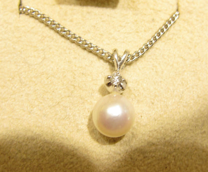 DIAMOND ROUND BRILLIANT SHAPE PEARL ROUND SHAPE PENDANT