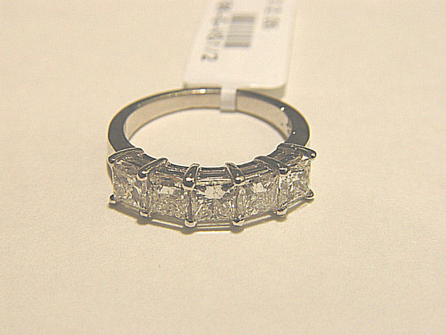 DIAMOND PRINCESS SHAPE 5 STONE COMMON PRONG SET BAND