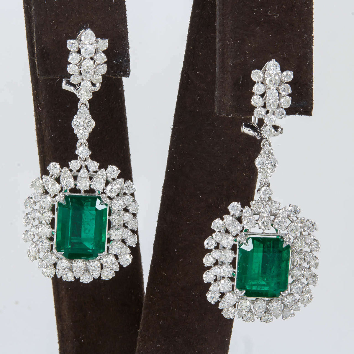 EMERALD GREEN TWO SET ROUND BRILLIANT DIAMOND EARRING