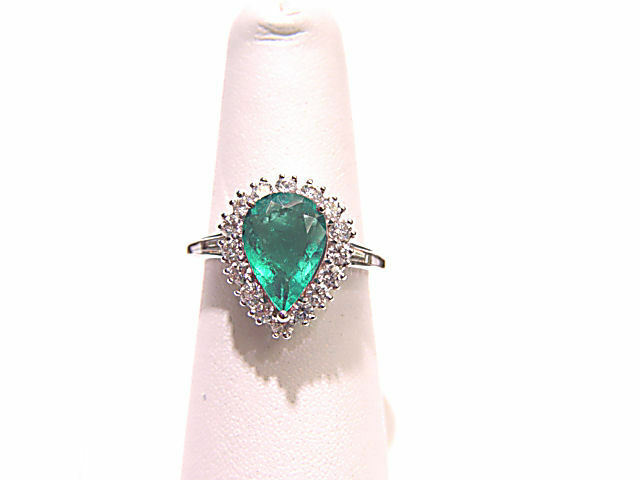 1 PEAR CUT EMERALD SET WITH ROUND BRILLIANT AND SIDES