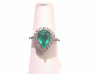 1 PEAR CUT EMERALD SET WITH ROUND BRILLIANT AND SIDES