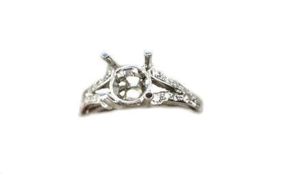 DIAMOND SETTING SIDE DIAMOND TO BACK PIECE OF GOLD FOR RE-SIZEING