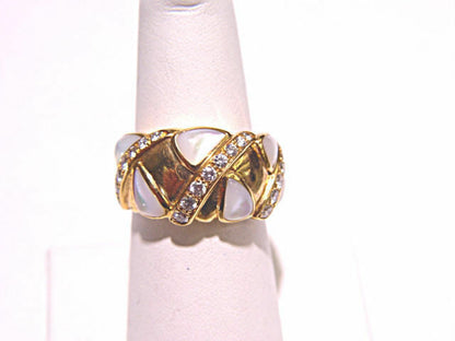 6 MOTHER OF PEARL CABOCHON CUT AND ROUND BRILLIANT CUT
