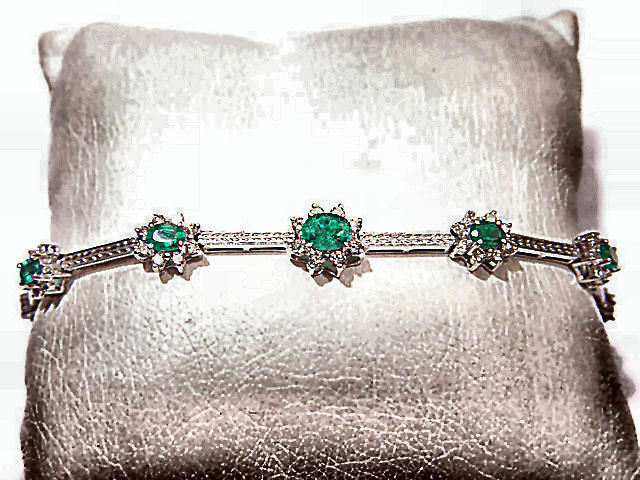 GRADUATED FROM CENTER 9 OVAL GREEN EMERALDS SET WITH ROUND BRILLIANT CUT DIAMOND