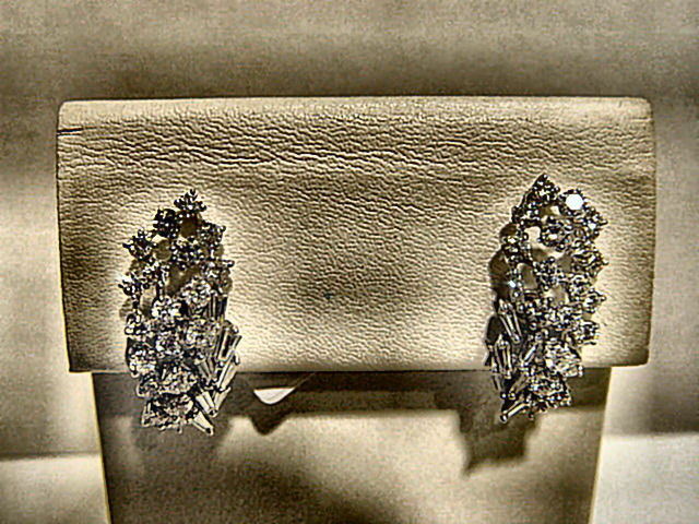 DIAMOND ROUND BRILLIANT BAGUETTE SHAPE EARRING
