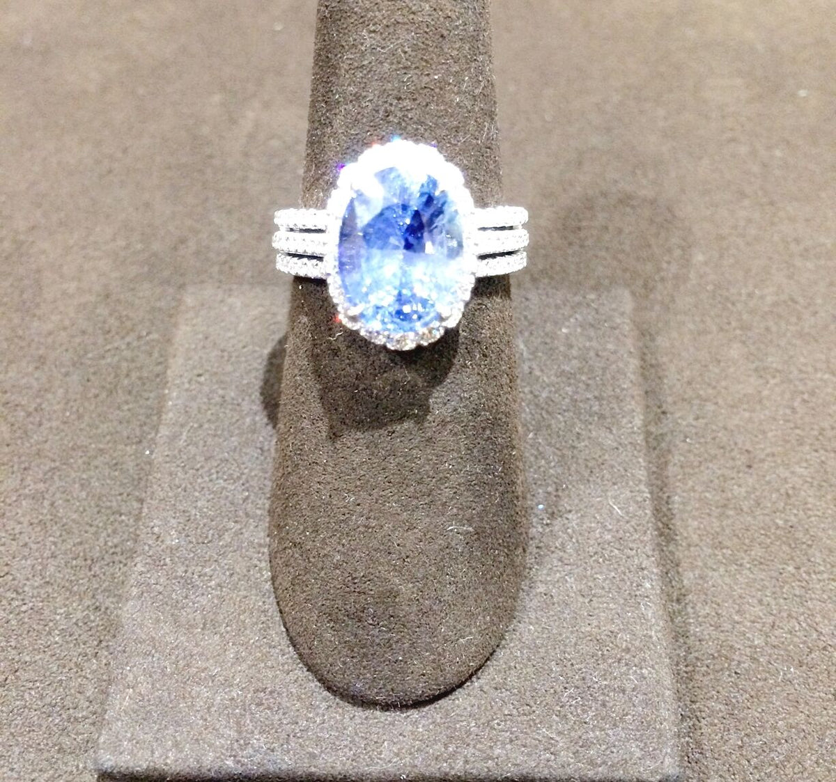 SAPPHIRE OVAL SHAPE DIAMOND ROUND BRILLIANT SHAPE RING