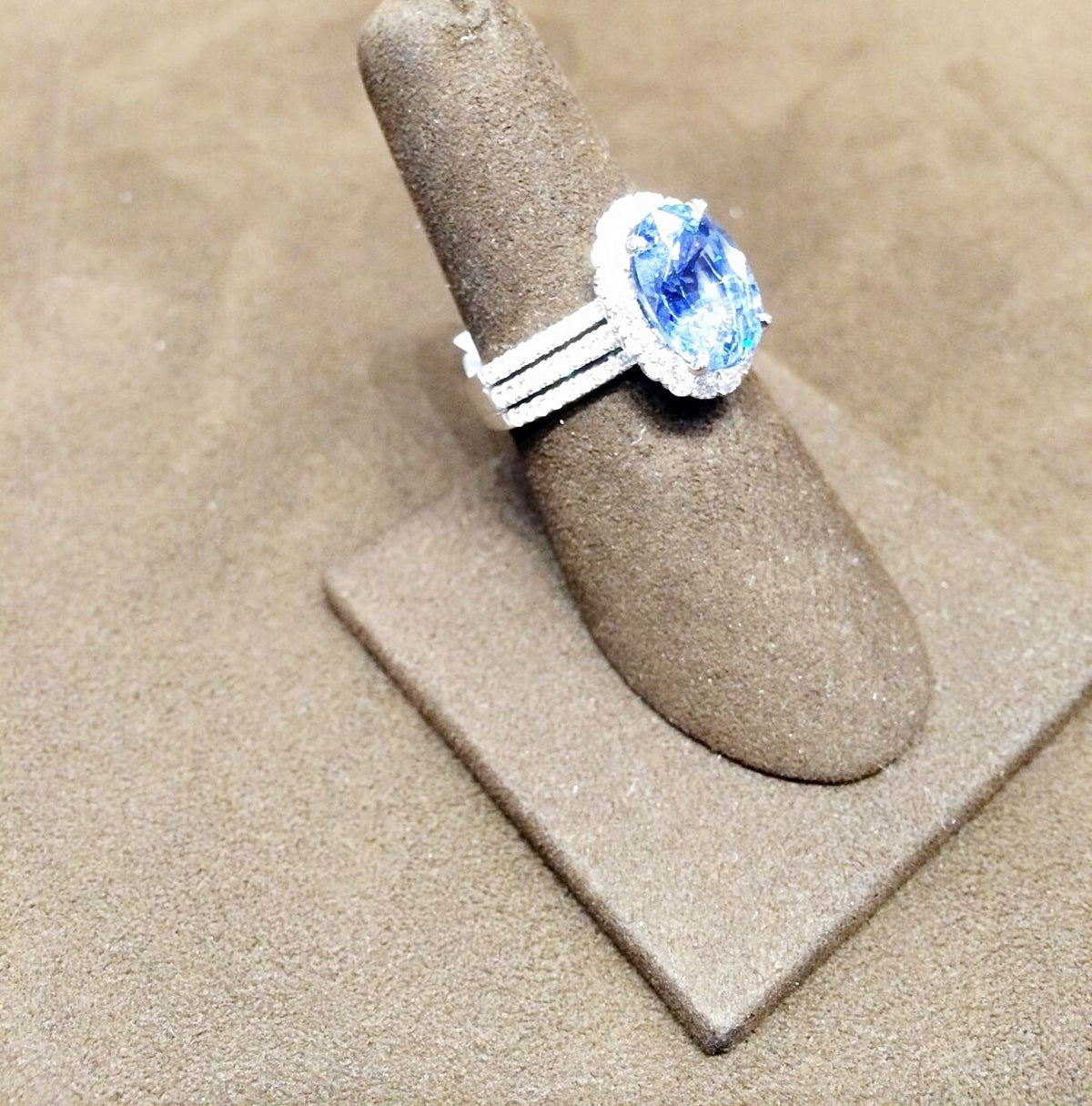 SAPPHIRE OVAL SHAPE DIAMOND ROUND BRILLIANT SHAPE RING