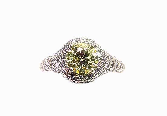LABORATORY CERTIFIED DIAMOND LIGHT CHAMPAGNE COLOR GRADE CENTER STONE WHITE SIDE