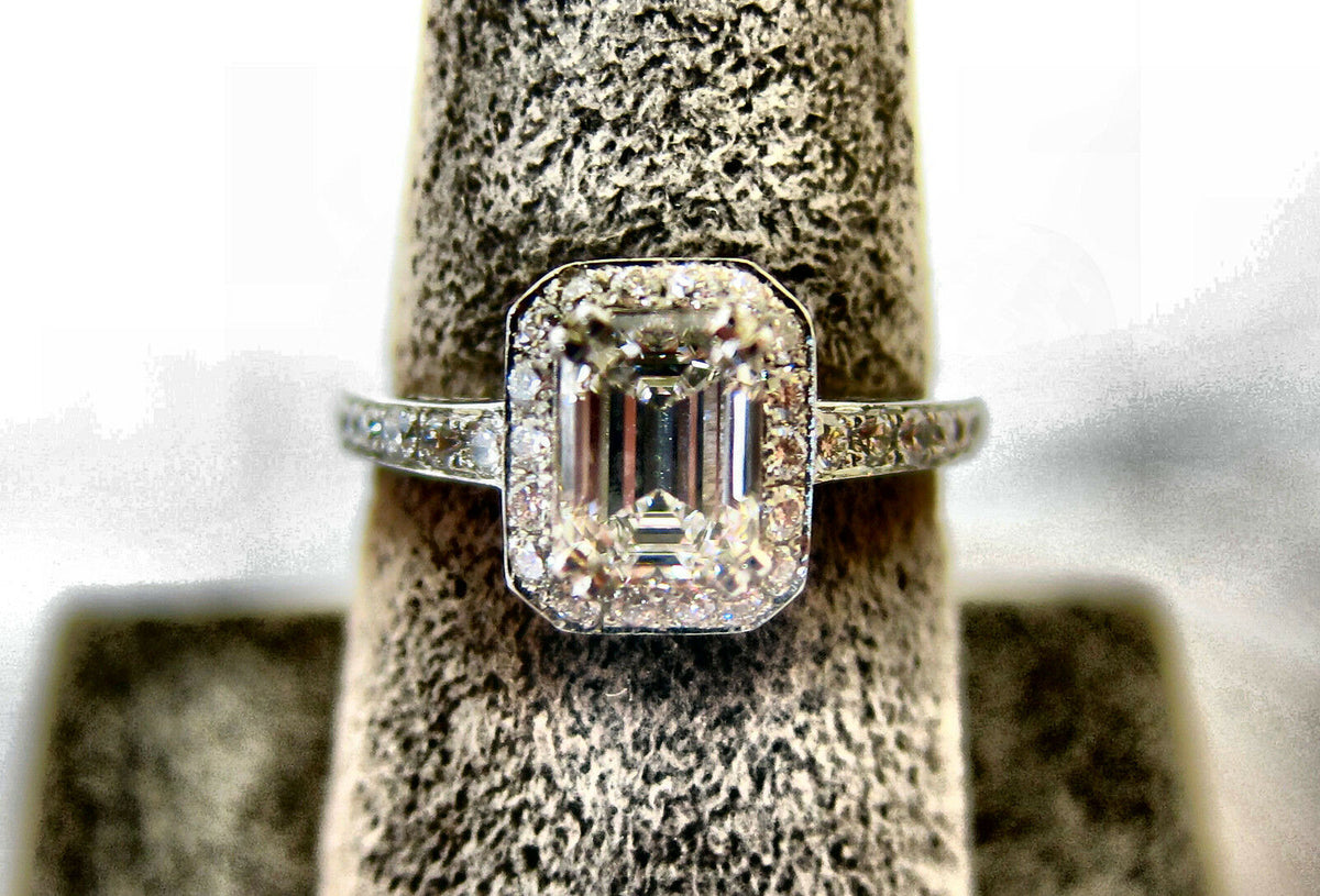 CERTIFIED EMERALD SHAPE DIAMOND AND ROUND SHAPE DIAMOND SET TOP ENGAGEMENT RING