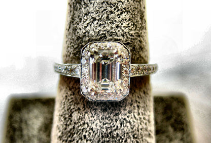 CERTIFIED EMERALD SHAPE DIAMOND AND ROUND SHAPE DIAMOND SET TOP ENGAGEMENT RING