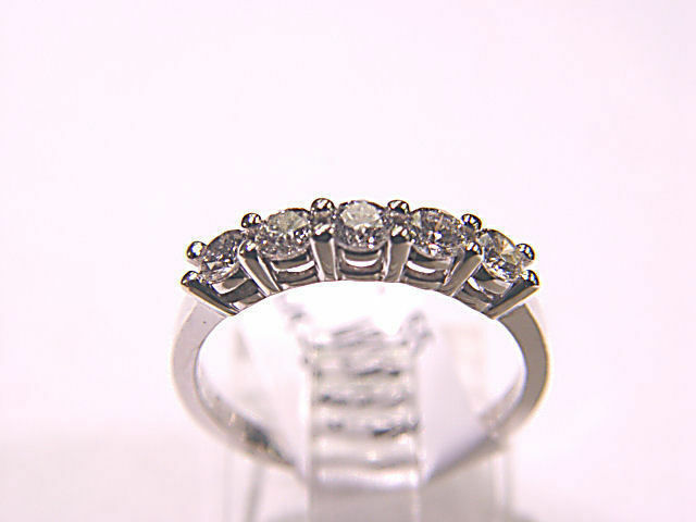 5 ROUND BRILLIANT DIAMOND COMMON PRONG SET BAND