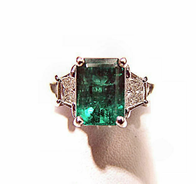 2.87 CT ONE SQUARE CUT EMERALD TWO TRAPEZOID CUT DIAMOND