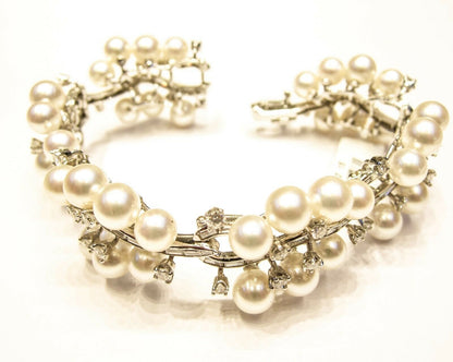 CULTERED PEARL ROUND AND DIAMOND BAGUETTE ROUND BRILLIANT