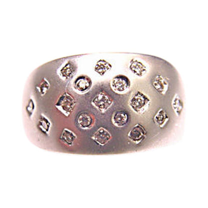 DIAMONDS ARE ALL ROUND BRILLIANT CUTS SET IN A CIRCLE