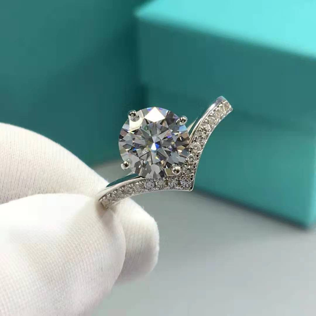 Moissanite V Shaped Silver 18K White Gold Four Claw Crown Princess and Diamond R