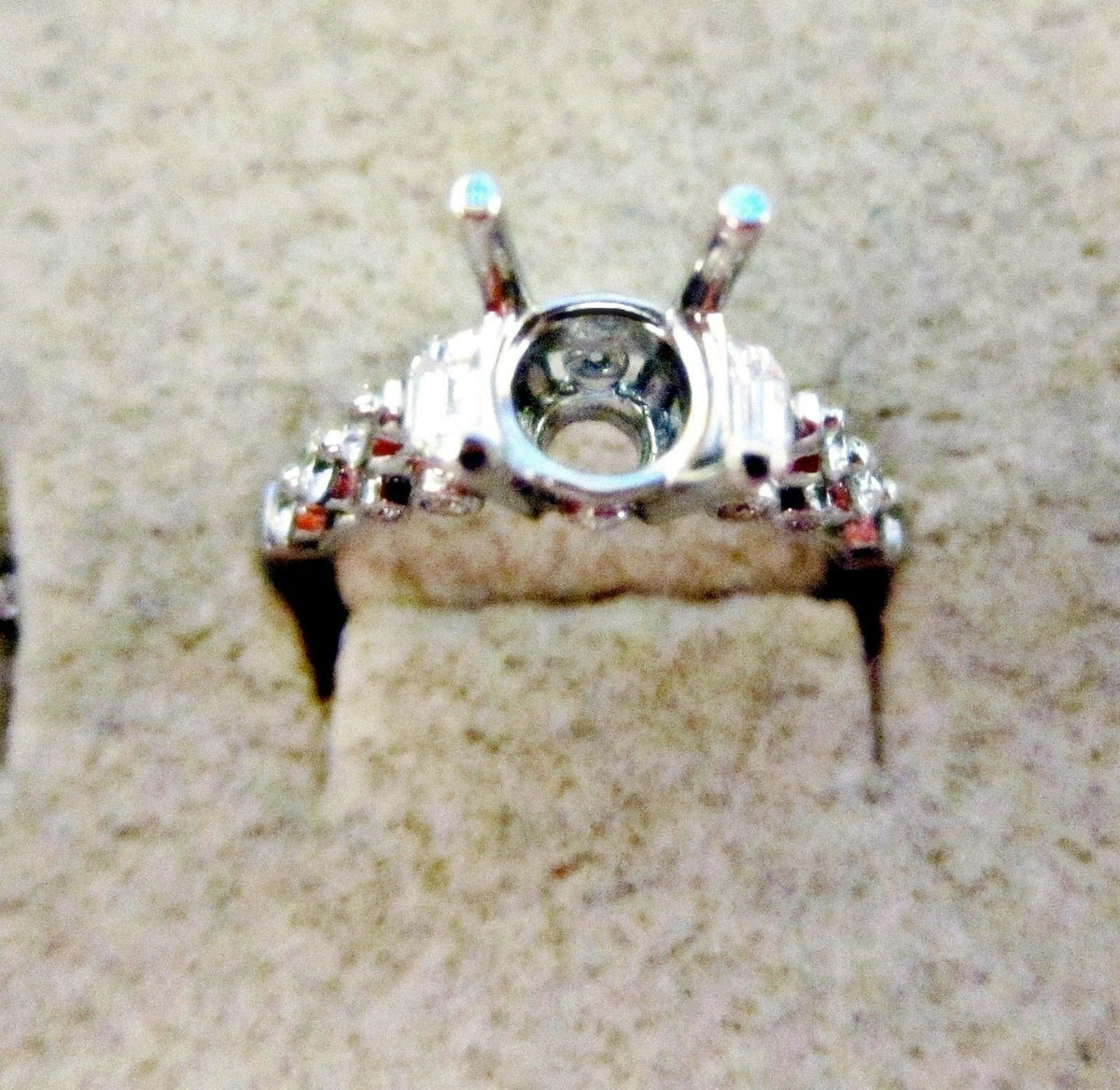 DIAMOND SETTING TWO HALF MOON WITH ROUND BRILLIANT HALO