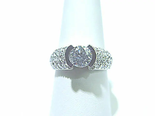 ROUND BRILLIANT DIAMOND CENTER SET WITH PAVE SIDE DIAMOND