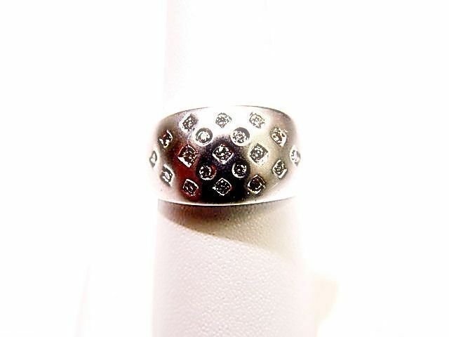 DIAMONDS ARE ALL ROUND BRILLIANT CUTS SET IN A CIRCLE