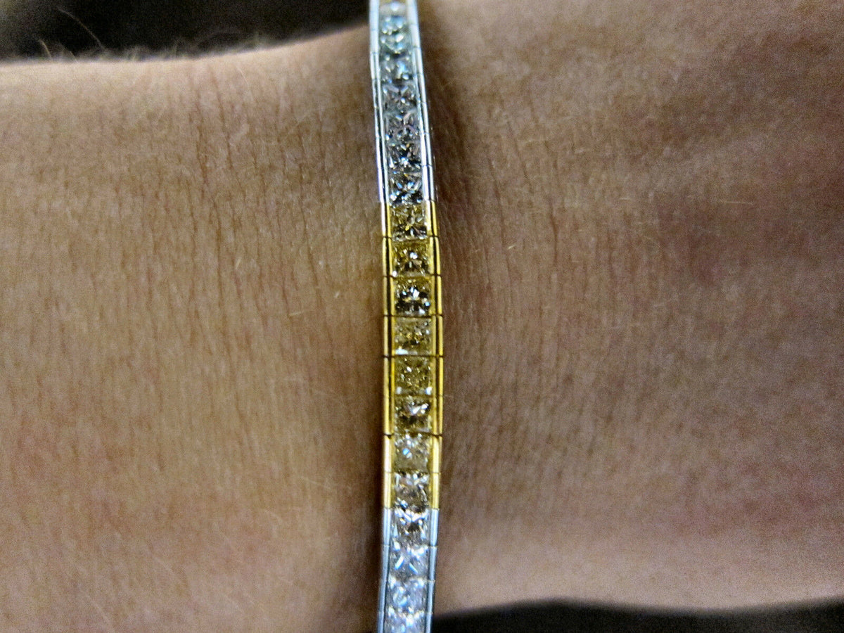 Fancy yellow 6.60 CT diamond 32 piece princess white diamond 18 K