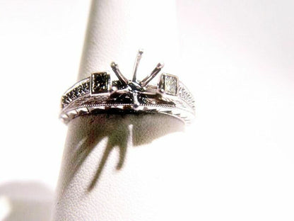ANTIQUE STYLE SETTING ROUND BRILLIANT AND 2 PRINCESS CUT